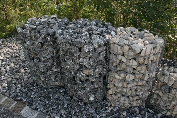 große, runde Gabionen in der Musterausstellung Manfred Holzner Schotterwerk