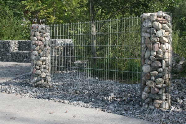 Steinsäulen mit Gartenzaunelement in der Musterausstellung Manfred Holzner Schotterwerk