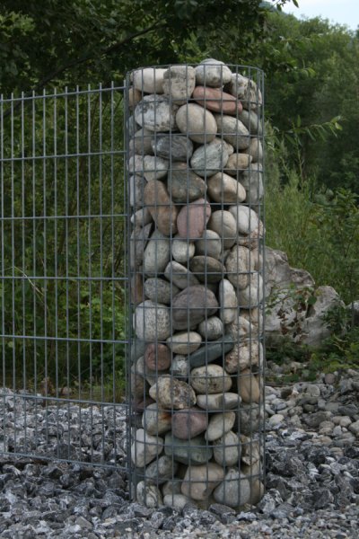 Steinsäulen mit Gartenzaunelement in der Musterausstellung Manfred Holzner Schotterwerk