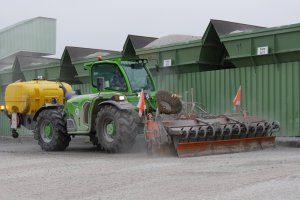 Merlo Teleskopradlader mit Bema Kehrmaschine